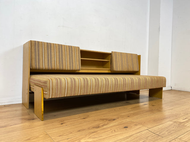 Interessante und gut erhaltene 70er Jahre Liege in Originalbezug mit ausziehbarer Liegefläche, Rücklehnen als Schiebetüren und Regalen I Sofa Couch Daybed Bett Retro Vintage I