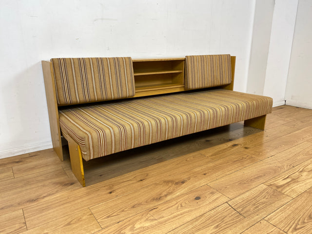 Interessante und gut erhaltene 70er Jahre Liege in Originalbezug mit ausziehbarer Liegefläche, Rücklehnen als Schiebetüren und Regalen I Sofa Couch Daybed Bett Retro Vintage I