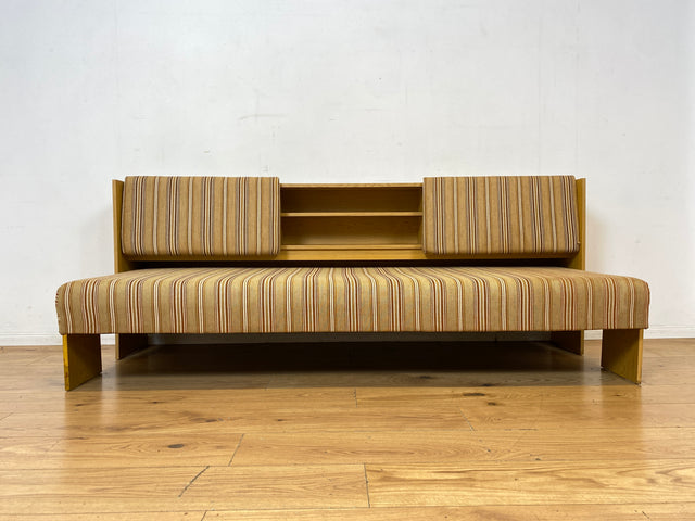 Interessante und gut erhaltene 70er Jahre Liege in Originalbezug mit ausziehbarer Liegefläche, Rücklehnen als Schiebetüren und Regalen I Sofa Couch Daybed Bett Retro Vintage I