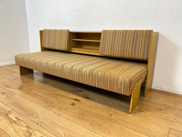 Interessante und gut erhaltene 70er Jahre Liege in Originalbezug mit ausziehbarer Liegefläche, Rücklehnen als Schiebetüren und Regalen I Sofa Couch Daybed Bett Retro Vintage I