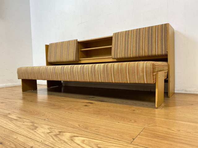Interessante und gut erhaltene 70er Jahre Liege in Originalbezug mit ausziehbarer Liegefläche, Rücklehnen als Schiebetüren und Regalen I Sofa Couch Daybed Bett Retro Vintage I