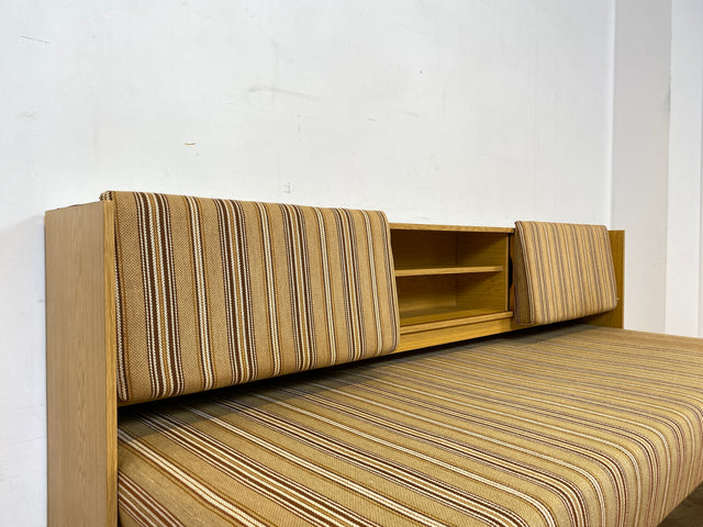 Interessante und gut erhaltene 70er Jahre Liege in Originalbezug mit ausziehbarer Liegefläche, Rücklehnen als Schiebetüren und Regalen I Sofa Couch Daybed Bett Retro Vintage I