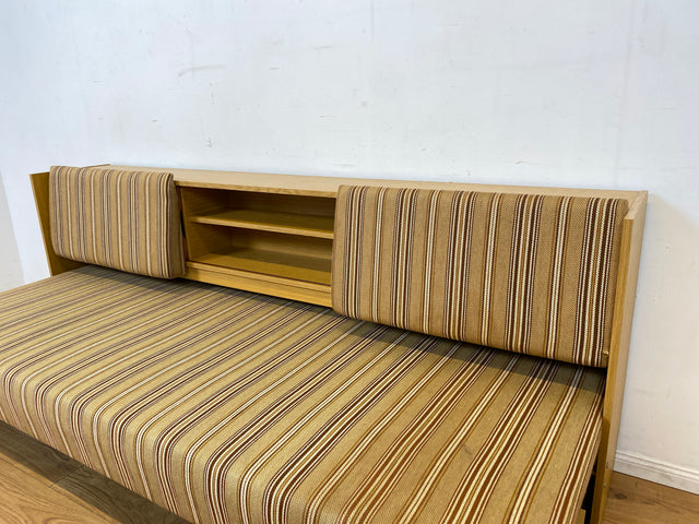 Interessante und gut erhaltene 70er Jahre Liege in Originalbezug mit ausziehbarer Liegefläche, Rücklehnen als Schiebetüren und Regalen I Sofa Couch Daybed Bett Retro Vintage I