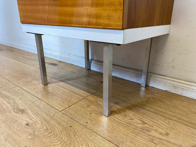 Hübscher 70er Jahre Nachttisch mit Schubladen und Chrom Füßen I Nachtkommode Nachtschrank Nachtschränkchen Kommode Ablage Beistelltisch Retro Vintage Mid-Century 60er I