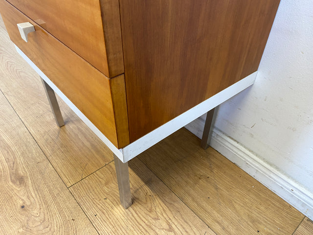 Hübscher 70er Jahre Nachttisch mit Schubladen und Chrom Füßen I Nachtkommode Nachtschrank Nachtschränkchen Kommode Ablage Beistelltisch Retro Vintage Mid-Century 60er I