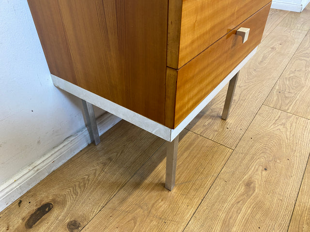 Hübscher 70er Jahre Nachttisch mit Schubladen und Chrom Füßen I Nachtkommode Nachtschrank Nachtschränkchen Kommode Ablage Beistelltisch Retro Vintage Mid-Century 60er I