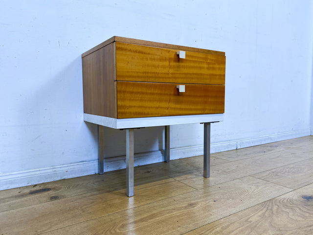 Hübscher 70er Jahre Nachttisch mit Schubladen und Chrom Füßen I Nachtkommode Nachtschrank Nachtschränkchen Kommode Ablage Beistelltisch Retro Vintage Mid-Century 60er I