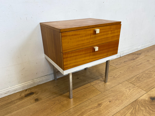 Hübscher 70er Jahre Nachttisch mit Schubladen und Chrom Füßen I Nachtkommode Nachtschrank Nachtschränkchen Kommode Ablage Beistelltisch Retro Vintage Mid-Century 60er I