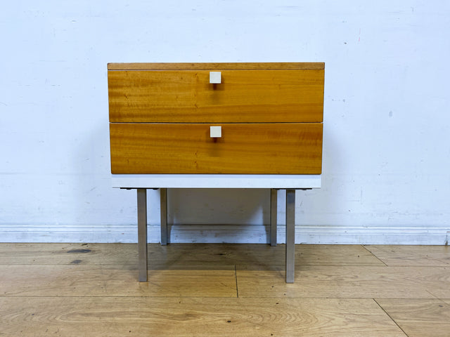 Hübscher 70er Jahre Nachttisch mit Schubladen und Chrom Füßen I Nachtkommode Nachtschrank Nachtschränkchen Kommode Ablage Beistelltisch Retro Vintage Mid-Century 60er I