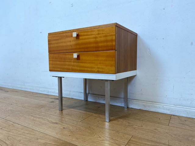 Hübscher 70er Jahre Nachttisch mit Schubladen und Chrom Füßen I Nachtkommode Nachtschrank Nachtschränkchen Kommode Ablage Beistelltisch Retro Vintage Mid-Century 60er I