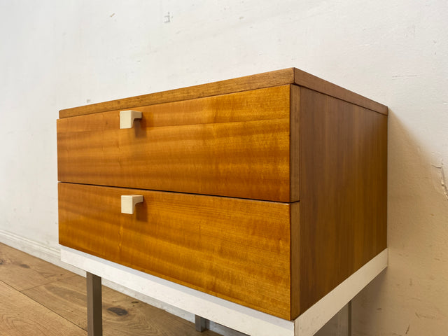 Hübscher 70er Jahre Nachttisch mit Schubladen und Chrom Füßen I Nachtkommode Nachtschrank Nachtschränkchen Kommode Ablage Beistelltisch Retro Vintage Mid-Century 60er I