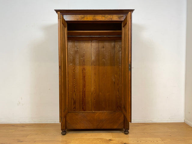 Elegantes und sehr gut erhaltenes antikes Vertiko I Massivholz in Nussbaum I Schrank Kleiderschrank Schlafzimmerschrank Dielenschrank Bauernschrank Gründerzeit Vintage I