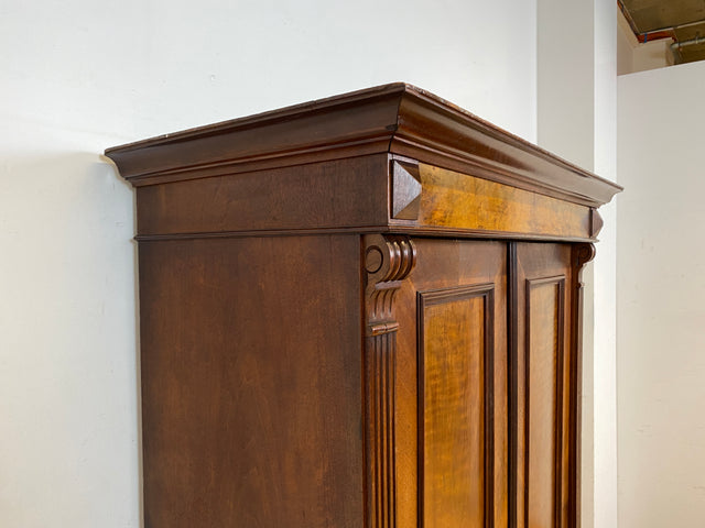 Elegantes und sehr gut erhaltenes antikes Vertiko I Massivholz in Nussbaum I Schrank Kleiderschrank Schlafzimmerschrank Dielenschrank Bauernschrank Gründerzeit Vintage I