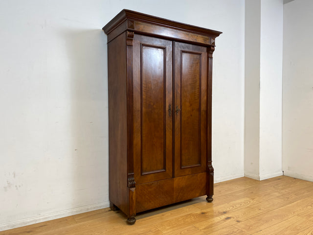Elegantes und sehr gut erhaltenes antikes Vertiko I Massivholz in Nussbaum I Schrank Kleiderschrank Schlafzimmerschrank Dielenschrank Bauernschrank Gründerzeit Vintage I