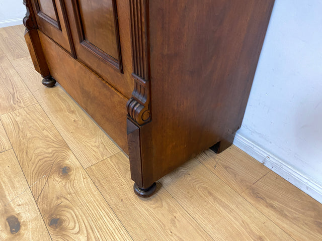 Elegantes und sehr gut erhaltenes antikes Vertiko I Massivholz in Nussbaum I Schrank Kleiderschrank Schlafzimmerschrank Dielenschrank Bauernschrank Gründerzeit Vintage I