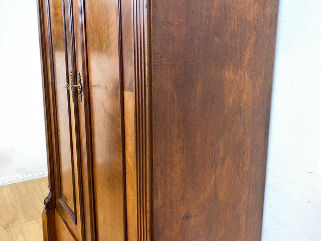 Elegantes und sehr gut erhaltenes antikes Vertiko I Massivholz in Nussbaum I Schrank Kleiderschrank Schlafzimmerschrank Dielenschrank Bauernschrank Gründerzeit Vintage I