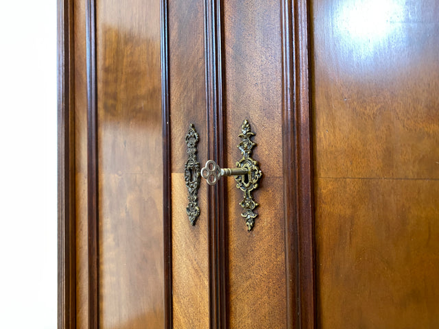 Elegantes und sehr gut erhaltenes antikes Vertiko I Massivholz in Nussbaum I Schrank Kleiderschrank Schlafzimmerschrank Dielenschrank Bauernschrank Gründerzeit Vintage I