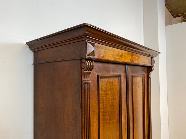 Elegantes und sehr gut erhaltenes antikes Vertiko I Massivholz in Nussbaum I Schrank Kleiderschrank Schlafzimmerschrank Dielenschrank Bauernschrank Gründerzeit Vintage I