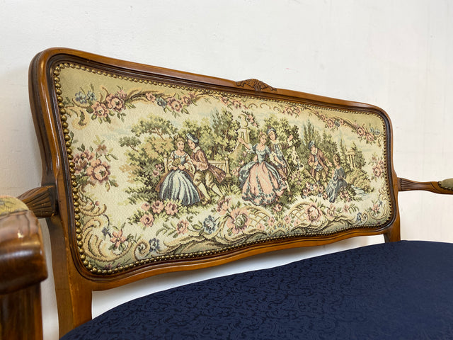 Sehr elegantes kleines 60er Jahre Sofa im antikem Stil mit Gobelin Bezug und handverziertem Holz Rahmen I Sitzbank Couch Bank Küchenbank Salonmöbel Stilmöbel Vintage I