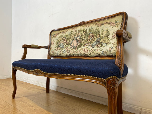 Sehr elegantes kleines 60er Jahre Sofa im antikem Stil mit Gobelin Bezug und handverziertem Holz Rahmen I Sitzbank Couch Bank Küchenbank Salonmöbel Stilmöbel Vintage I