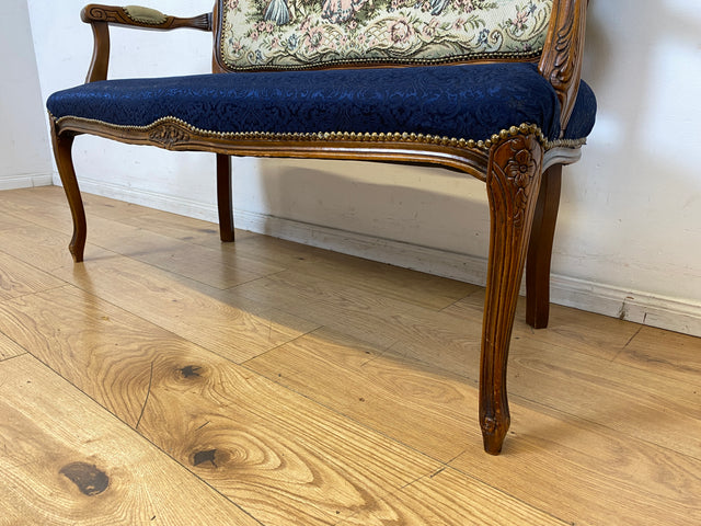 Sehr elegantes kleines 60er Jahre Sofa im antikem Stil mit Gobelin Bezug und handverziertem Holz Rahmen I Sitzbank Couch Bank Küchenbank Salonmöbel Stilmöbel Vintage I