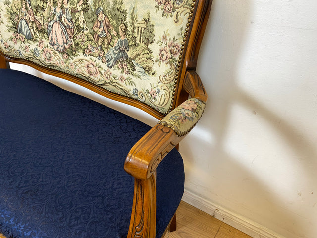 Sehr elegantes kleines 60er Jahre Sofa im antikem Stil mit Gobelin Bezug und handverziertem Holz Rahmen I Sitzbank Couch Bank Küchenbank Salonmöbel Stilmöbel Vintage I