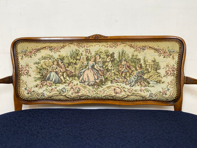 Sehr elegantes kleines 60er Jahre Sofa im antikem Stil mit Gobelin Bezug und handverziertem Holz Rahmen I Sitzbank Couch Bank Küchenbank Salonmöbel Stilmöbel Vintage I