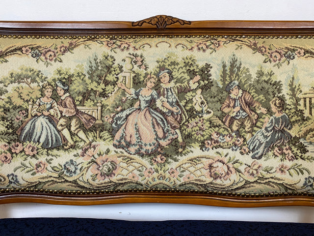 Sehr elegantes kleines 60er Jahre Sofa im antikem Stil mit Gobelin Bezug und handverziertem Holz Rahmen I Sitzbank Couch Bank Küchenbank Salonmöbel Stilmöbel Vintage I