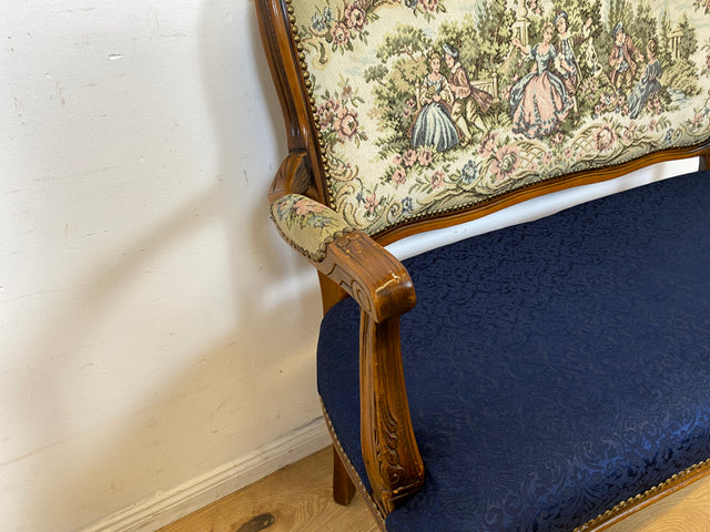 Sehr elegantes kleines 60er Jahre Sofa im antikem Stil mit Gobelin Bezug und handverziertem Holz Rahmen I Sitzbank Couch Bank Küchenbank Salonmöbel Stilmöbel Vintage I