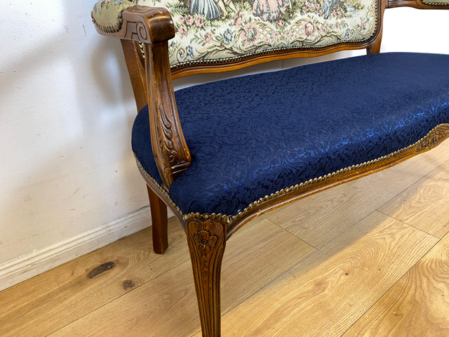 Sehr elegantes kleines 60er Jahre Sofa im antikem Stil mit Gobelin Bezug und handverziertem Holz Rahmen I Sitzbank Couch Bank Küchenbank Salonmöbel Stilmöbel Vintage I