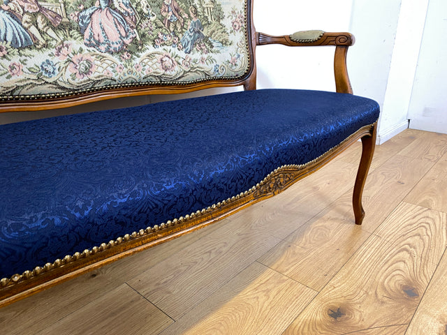 Sehr elegantes kleines 60er Jahre Sofa im antikem Stil mit Gobelin Bezug und handverziertem Holz Rahmen I Sitzbank Couch Bank Küchenbank Salonmöbel Stilmöbel Vintage I