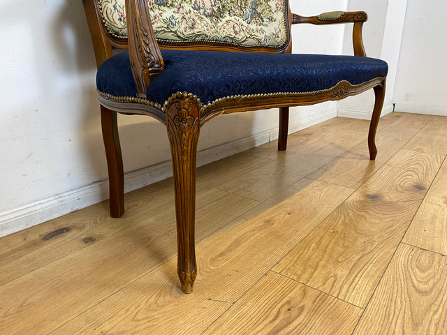 Sehr elegantes kleines 60er Jahre Sofa im antikem Stil mit Gobelin Bezug und handverziertem Holz Rahmen I Sitzbank Couch Bank Küchenbank Salonmöbel Stilmöbel Vintage I