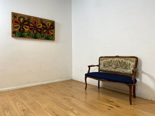 Sehr elegantes kleines 60er Jahre Sofa im antikem Stil mit Gobelin Bezug und handverziertem Holz Rahmen I Sitzbank Couch Bank Küchenbank Salonmöbel Stilmöbel Vintage I