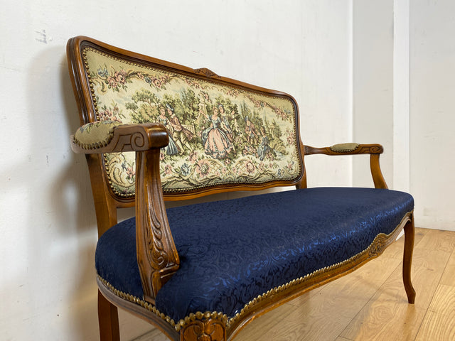 Sehr elegantes kleines 60er Jahre Sofa im antikem Stil mit Gobelin Bezug und handverziertem Holz Rahmen I Sitzbank Couch Bank Küchenbank Salonmöbel Stilmöbel Vintage I