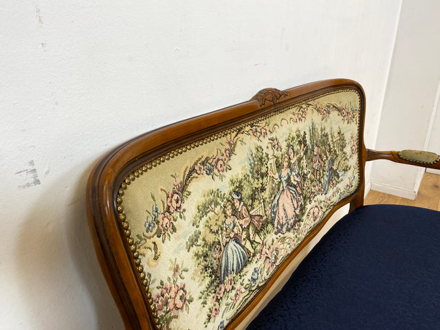 Sehr elegantes kleines 60er Jahre Sofa im antikem Stil mit Gobelin Bezug und handverziertem Holz Rahmen I Sitzbank Couch Bank Küchenbank Salonmöbel Stilmöbel Vintage I