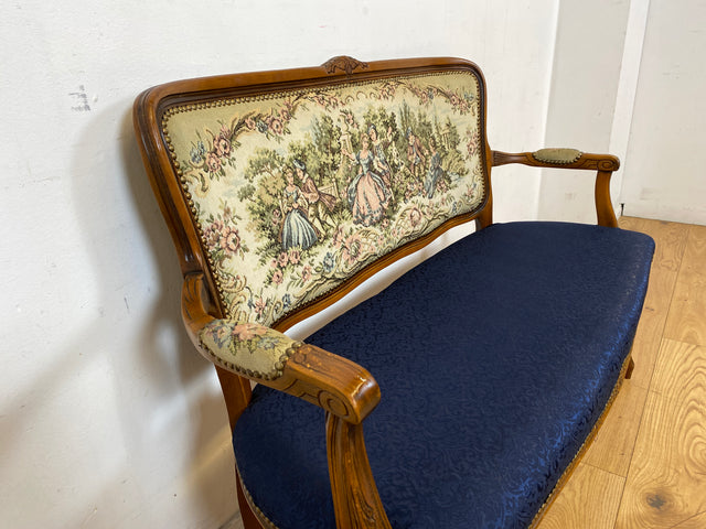 Sehr elegantes kleines 60er Jahre Sofa im antikem Stil mit Gobelin Bezug und handverziertem Holz Rahmen I Sitzbank Couch Bank Küchenbank Salonmöbel Stilmöbel Vintage I