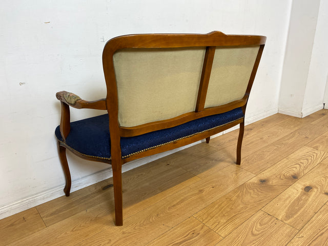 Sehr elegantes kleines 60er Jahre Sofa im antikem Stil mit Gobelin Bezug und handverziertem Holz Rahmen I Sitzbank Couch Bank Küchenbank Salonmöbel Stilmöbel Vintage I