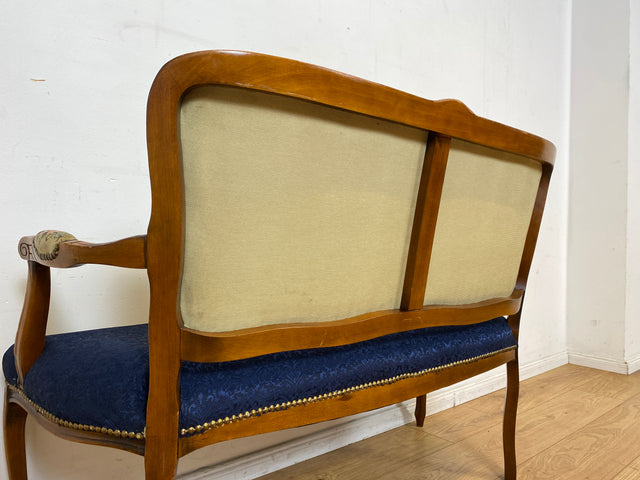 Sehr elegantes kleines 60er Jahre Sofa im antikem Stil mit Gobelin Bezug und handverziertem Holz Rahmen I Sitzbank Couch Bank Küchenbank Salonmöbel Stilmöbel Vintage I
