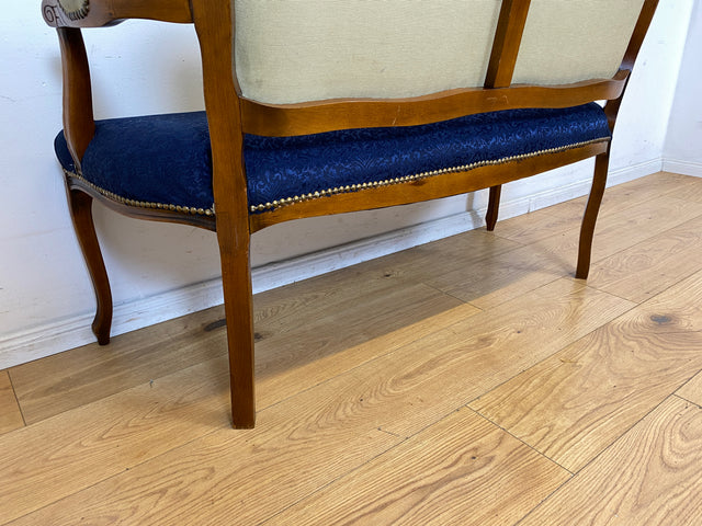 Sehr elegantes kleines 60er Jahre Sofa im antikem Stil mit Gobelin Bezug und handverziertem Holz Rahmen I Sitzbank Couch Bank Küchenbank Salonmöbel Stilmöbel Vintage I