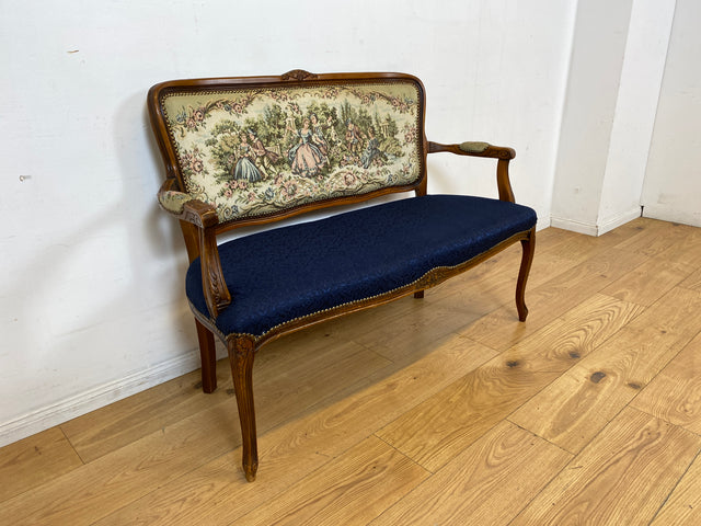 Sehr elegantes kleines 60er Jahre Sofa im antikem Stil mit Gobelin Bezug und handverziertem Holz Rahmen I Sitzbank Couch Bank Küchenbank Salonmöbel Stilmöbel Vintage I