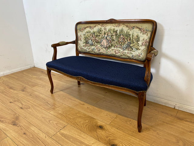 Sehr elegantes kleines 60er Jahre Sofa im antikem Stil mit Gobelin Bezug und handverziertem Holz Rahmen I Sitzbank Couch Bank Küchenbank Salonmöbel Stilmöbel Vintage I