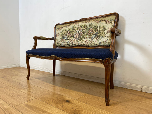 Sehr elegantes kleines 60er Jahre Sofa im antikem Stil mit Gobelin Bezug und handverziertem Holz Rahmen I Sitzbank Couch Bank Küchenbank Salonmöbel Stilmöbel Vintage I