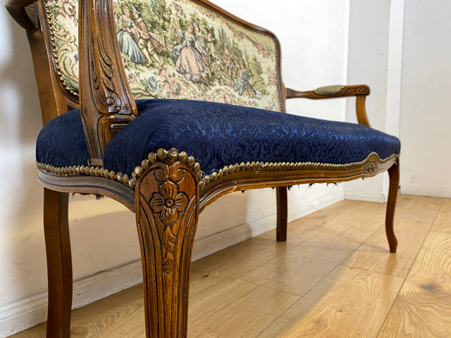Sehr elegantes kleines 60er Jahre Sofa im antikem Stil mit Gobelin Bezug und handverziertem Holz Rahmen I Sitzbank Couch Bank Küchenbank Salonmöbel Stilmöbel Vintage I