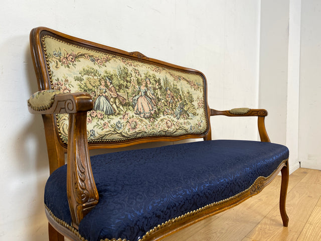 Sehr elegantes kleines 60er Jahre Sofa im antikem Stil mit Gobelin Bezug und handverziertem Holz Rahmen I Sitzbank Couch Bank Küchenbank Salonmöbel Stilmöbel Vintage I