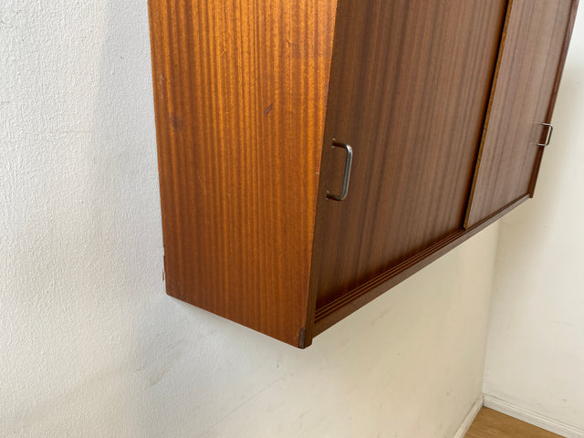 Stilvoller Mid-Century Hängeschrank mit Schiebetüren und formschönen Metallgriffen I Kommode Sideboard Geschirrschrank Küchenschrank Hängekommode 60er 70er Vintage I