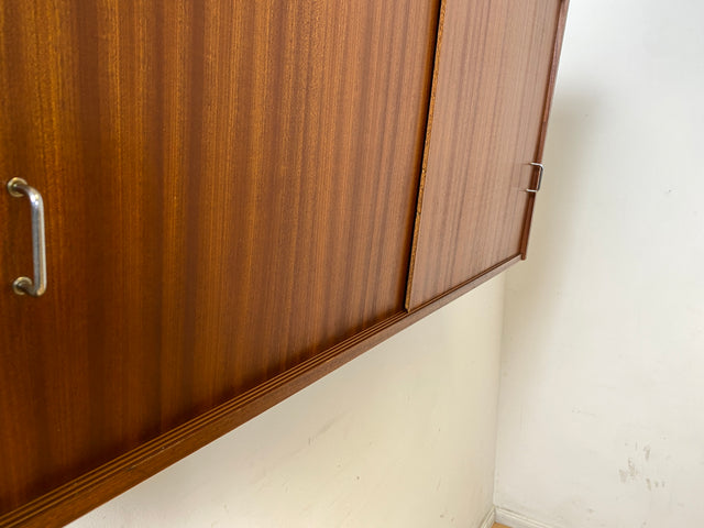 Stilvoller Mid-Century Hängeschrank mit Schiebetüren und formschönen Metallgriffen I Kommode Sideboard Geschirrschrank Küchenschrank Hängekommode 60er 70er Vintage I