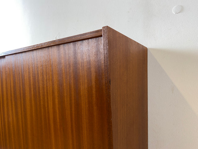 Stilvoller Mid-Century Hängeschrank mit Schiebetüren und formschönen Metallgriffen I Kommode Sideboard Geschirrschrank Küchenschrank Hängekommode 60er 70er Vintage I