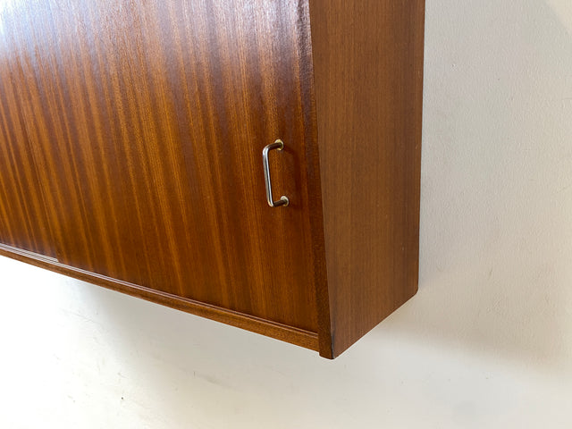 Stilvoller Mid-Century Hängeschrank mit Schiebetüren und formschönen Metallgriffen I Kommode Sideboard Geschirrschrank Küchenschrank Hängekommode 60er 70er Vintage I