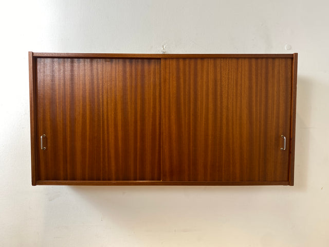 Stilvoller Mid-Century Hängeschrank mit Schiebetüren und formschönen Metallgriffen I Kommode Sideboard Geschirrschrank Küchenschrank Hängekommode 60er 70er Vintage I