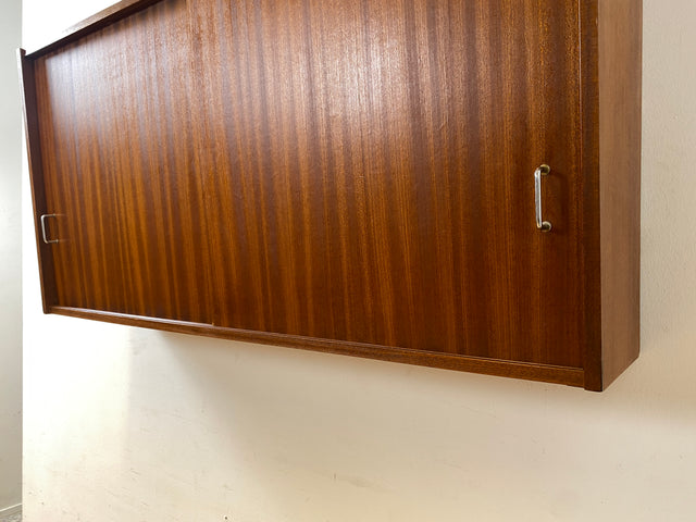 Stilvoller Mid-Century Hängeschrank mit Schiebetüren und formschönen Metallgriffen I Kommode Sideboard Geschirrschrank Küchenschrank Hängekommode 60er 70er Vintage I